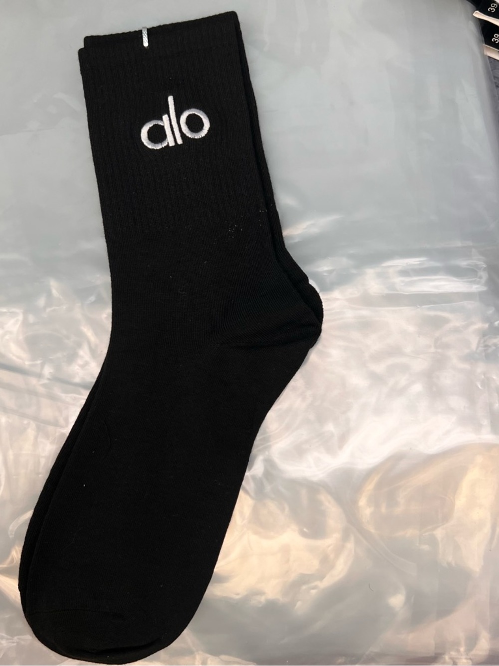 ALO Yoga unisex half crew understated socks in gray embroidered logo